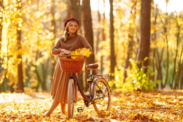 Mulher Outono Parque Outono Jovem Feliz Posando Com Bicicleta Floresta — Fotografia de Stock