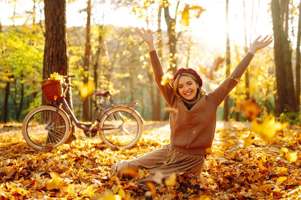 Jovem Feliz Divertindo Brincando Com Folhas Amarelas Outono Parque Outono — Fotografia de Stock