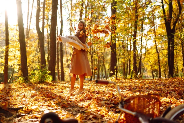Mujer Joven Feliz Divirtiéndose Jugando Con Hojas Amarillas Otoño Parque —  Fotos de Stock