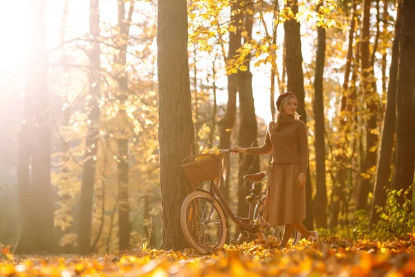 Mulher Outono Parque Outono Jovem Feliz Posando Com Bicicleta Floresta — Fotografia de Stock