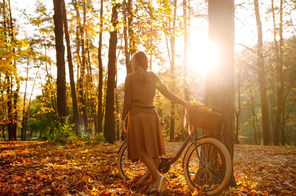 Jesienna Kobieta Jesiennym Parku Szczęśliwa Młoda Kobieta Pozowanie Rowerem Jesiennym — Zdjęcie stockowe