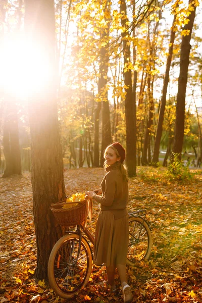 Mulher Outono Parque Outono Jovem Feliz Posando Com Bicicleta Floresta — Fotografia de Stock