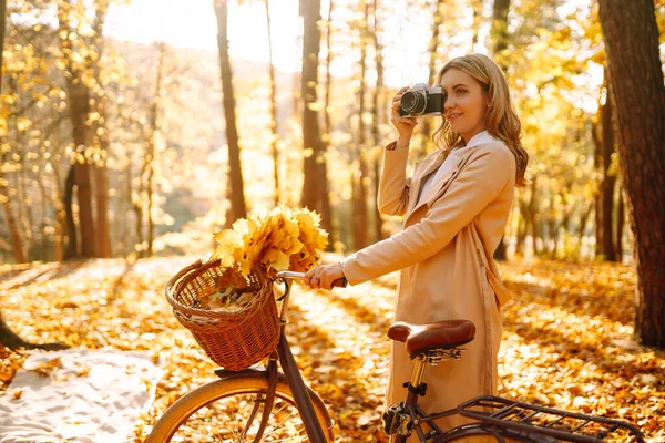 Autumn Woman Autumn Park Retro Camera Happy Young Woman Posing — Stock Photo, Image