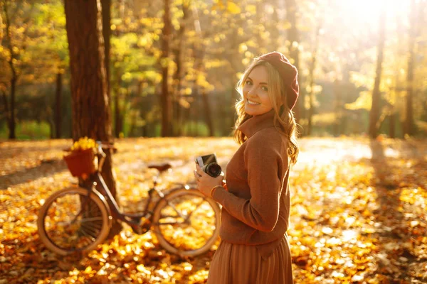 Mujer Otoño Parque Otoño Con Cámara Retro Feliz Joven Posando —  Fotos de Stock