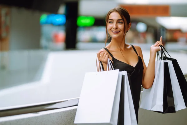 Mujer Moda Vestido Negro Con Bolsas Compras Disfrutando Compras Centro —  Fotos de Stock