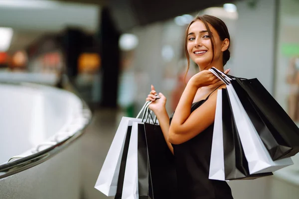 Modefrau Schwarzem Kleid Mit Einkaufstüten Genießt Den Einkauf Der Mall — Stockfoto