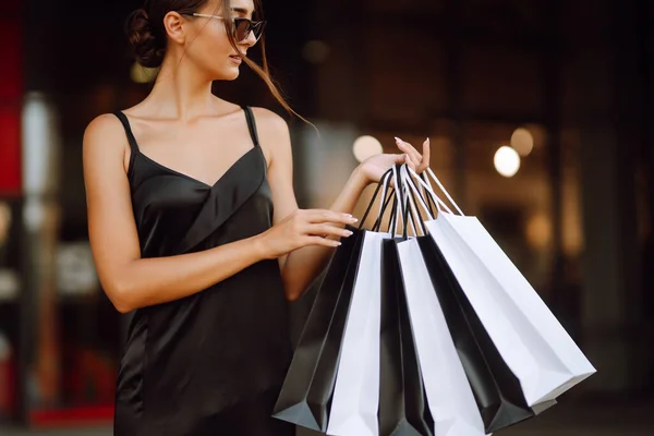 Mujer Moda Disfrutando Compras Mujer Elegante Lleva Vestido Negro Sosteniendo —  Fotos de Stock