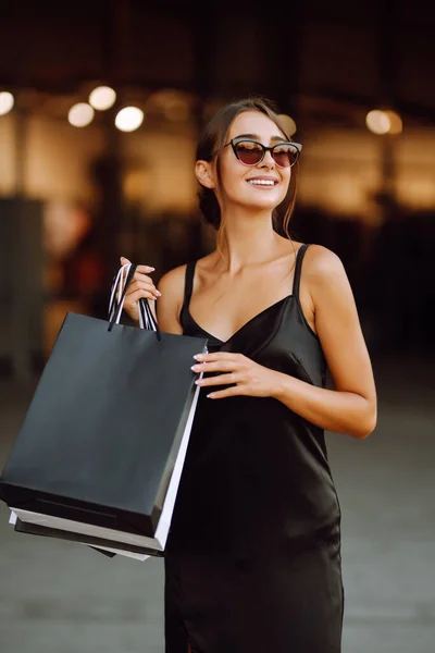 Modekvinnan Njuter Shopping Elegant Kvinna Bär Svart Klänning Med Svarta — Stockfoto