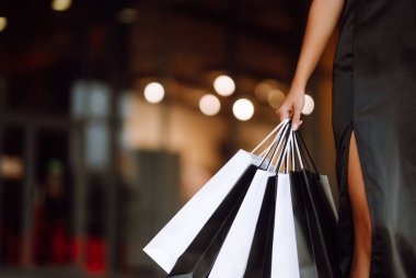 Alışveriş torbaları ellerde. Alışverişten sonra paketli moda kadını. Kara Cuma, satış, tüketici, yaşam tarzı konsepti.