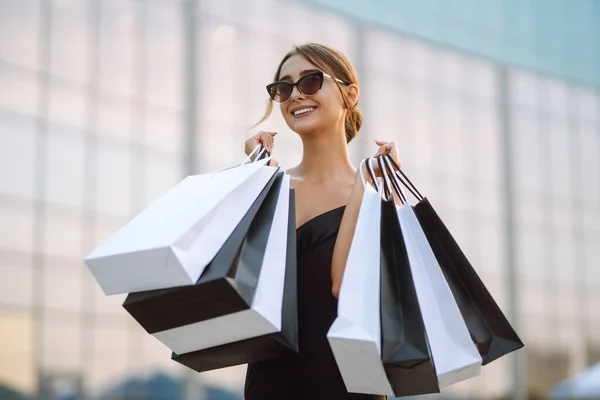 Mujer Compras Mujer Moda Vestido Negro Con Bolsas Compras Caminando —  Fotos de Stock