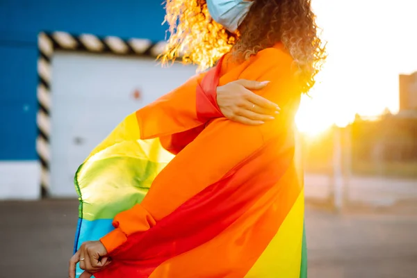 Afroamerykańska Lesbijka Masce Ochronnej Podczas Kwarantanny Pandemii Koronawirusowej Flagą Igbt — Zdjęcie stockowe