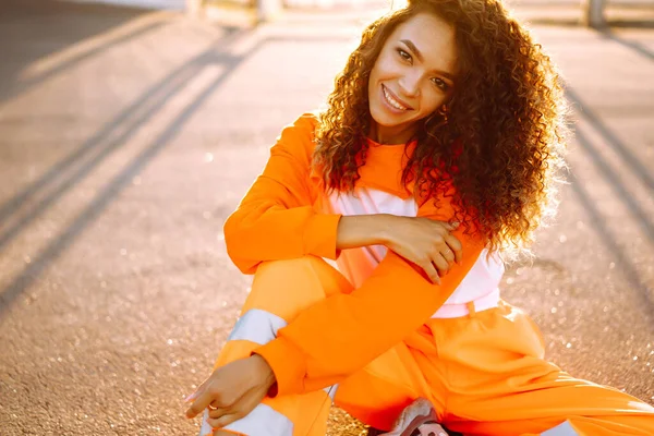 Mulher Dançarina Bonita Uma Rua Terno Laranja Mulher Afro Americana — Fotografia de Stock