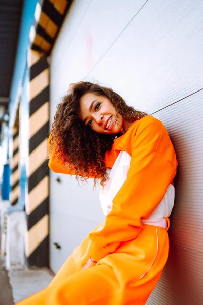 Mulher Dançarina Bonita Uma Rua Terno Laranja Mulher Afro Americana — Fotografia de Stock