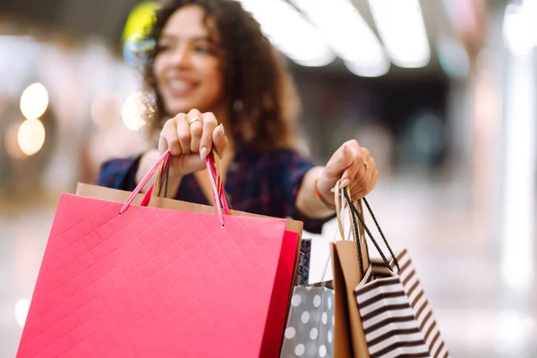 Shoppingväskor Händerna Ung Kvinna Med Paket Efter Shopping Köp Svart — Stockfoto