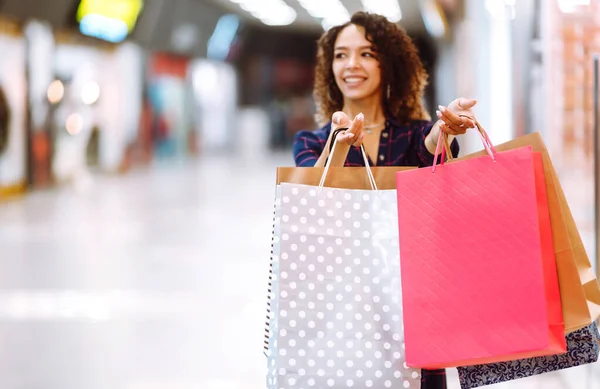 Einkaufstüten Den Händen Junge Frau Mit Paketen Nach Dem Einkaufen — Stockfoto