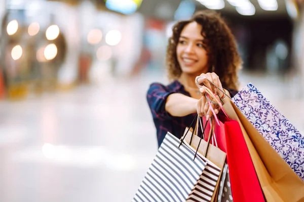 Borse Della Spesa Nelle Mani Giovane Donna Con Pacchetti Dopo — Foto Stock