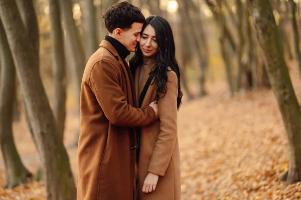 Härligt Par Som Har Roligt Tillsammans Höstskogen Modeparet Njuter Höstvädret — Stockfoto