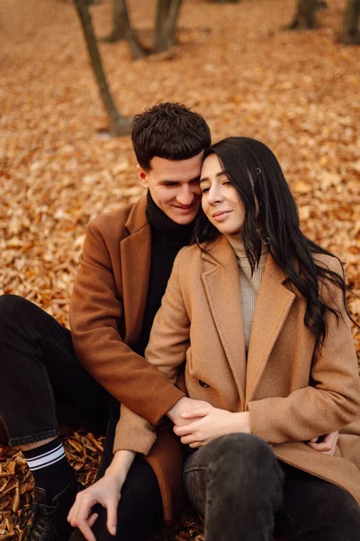 可爱的夫妇在秋天的森林里玩得很开心 时尚情侣们喜欢秋天的天气 生活方式和秋天的心情 — 图库照片