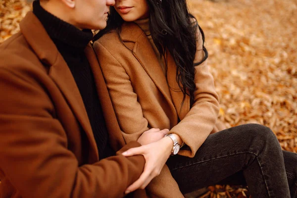 Charmant Couple Amusant Ensemble Dans Forêt Automne Couple Mode Profitant — Photo