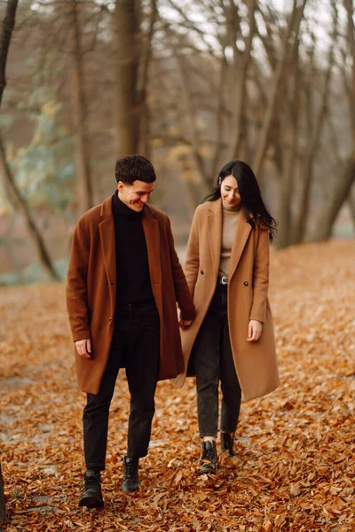 아름다운 커플이 숲에서 즐거운 시간을 보내고 있습니다 유행하는 부부가 날씨를 — 스톡 사진