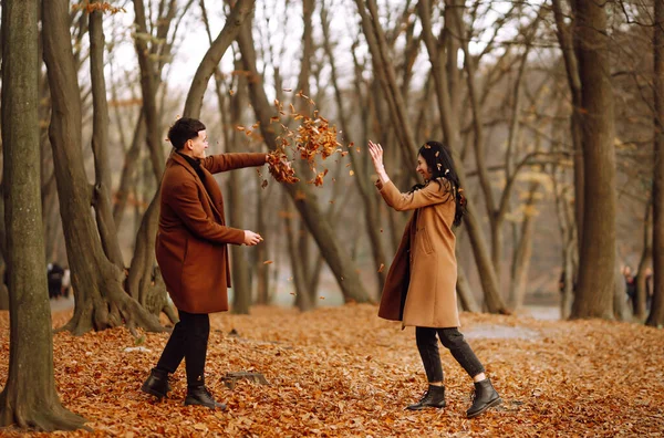 Lovely Couple Having Fun Together Autumn Forest Fashion Couple Enjoying — Stock Photo, Image