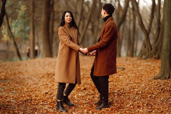 Charmant Couple Amusant Ensemble Dans Forêt Automne Couple Mode Profitant — Photo