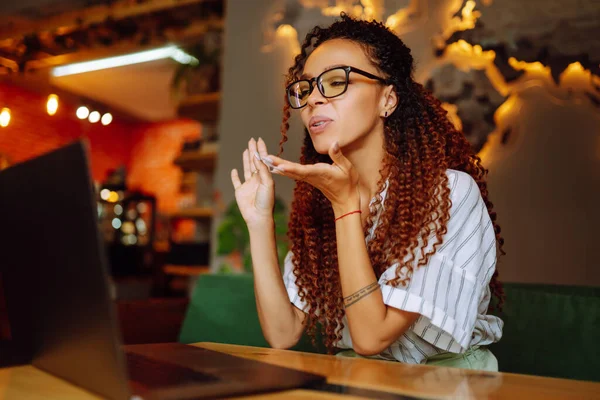 아프리카계 미국인 여성이 카페에 노트북 컴퓨터로 비디오 통화를 헤드폰을 노트북으로 — 스톡 사진