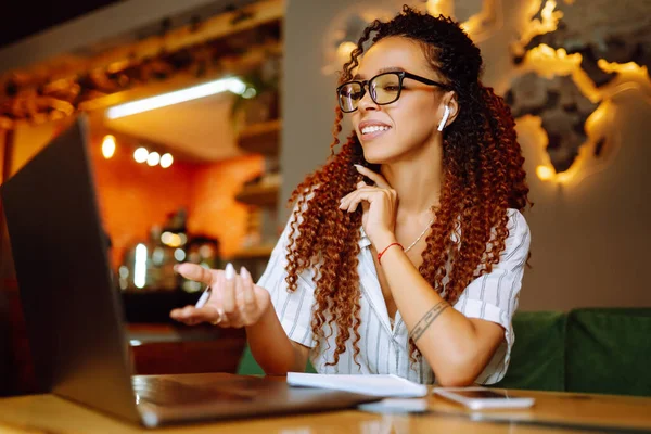 아프리카계 미국인 여성이 카페에 노트북 컴퓨터로 비디오 통화를 헤드폰을 노트북으로 — 스톡 사진