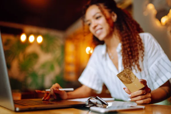 Carta Revisione Mano Femminile Donna Afroamericana Seduta Bar Fare Shopping — Foto Stock