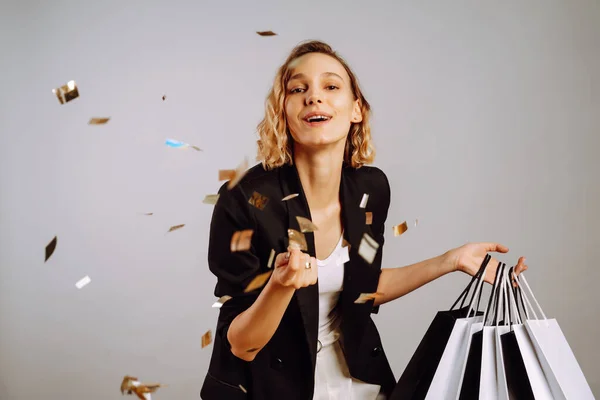 Mujer Moda Vestido Negro Divirtiéndose Con Confeti Festivo Sobre Fondo — Foto de Stock