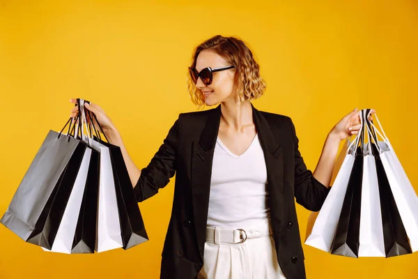 Retrato Mujer Encantadora Agradable Con Bolsas Compras Mujer Joven Con — Foto de Stock