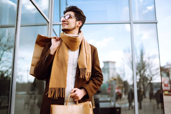 Snygg Man Med Papperspaket Efter Shopping Ung Man Med Shoppingväskor — Stockfoto