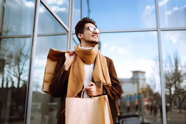 Snygg Man Med Papperspaket Efter Shopping Ung Man Med Shoppingväskor — Stockfoto