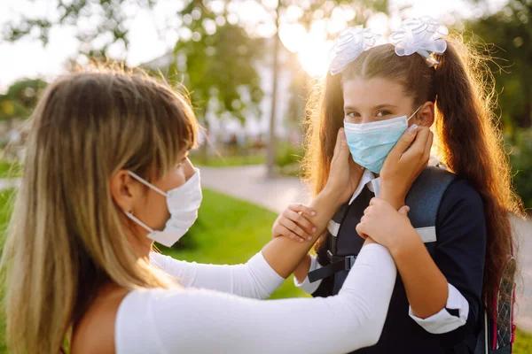 Mutter Setzt Einer Schülerin Während Der Covid Quarantäne Eine Sterile — Stockfoto