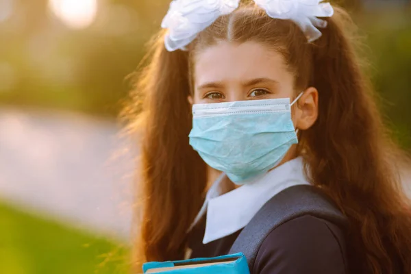 Schulmädchen Mit Büchern Steriler Schutzmaske Bei Der Rückkehr Die Schule — Stockfoto