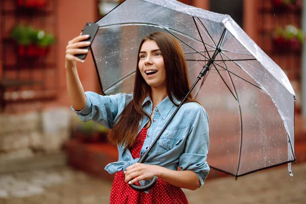 Hermosa Mujer Toma Una Selfie Con Paraguas Transparente Día Lluvioso —  Fotos de Stock