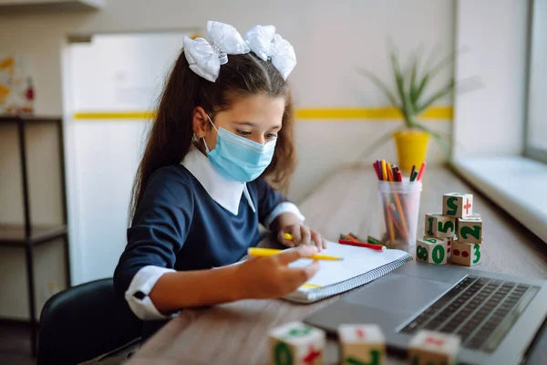 Schulmädchen Medizinischer Maske Mit Laptop Computer Lernen Durch Online Learning — Stockfoto