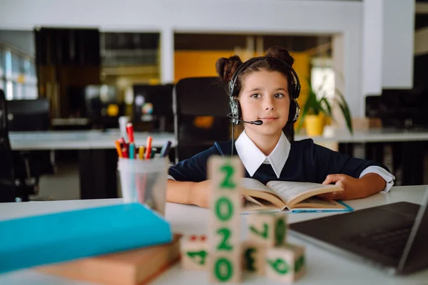 Hermosa Chica Escuela Sentada Mesa Con Libros Educación Hogar Clases — Foto de Stock