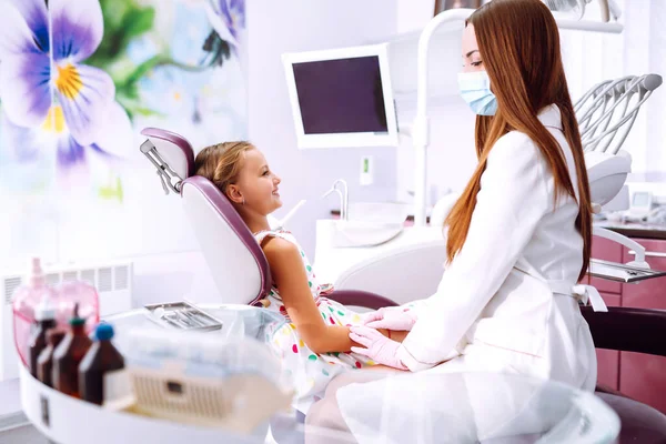 Mała Dziewczynka Odwiedzająca Dentystów Ładna Dziewczyna Siedzi Gabinecie Dentystycznym Regularne — Zdjęcie stockowe