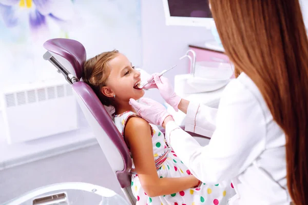 Close Pretty Little Girl Opening His Mouth Wide Treating Her — Stock Photo, Image