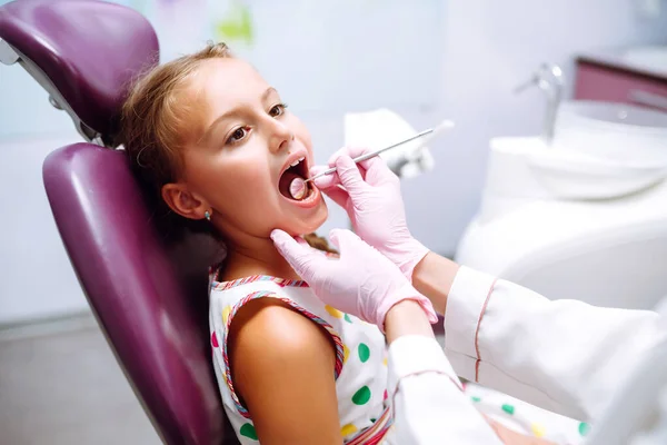 Zbliżenie Ślicznej Dziewczynki Otwierającej Szeroko Usta Podczas Leczenia Zębów Przez — Zdjęcie stockowe