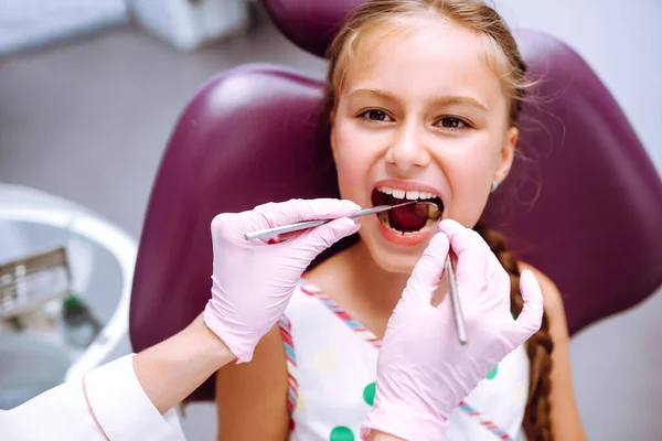 Little Girl Visiting Dentists Pretty Girl Sitting Dentists Office Regular — Stock Photo, Image