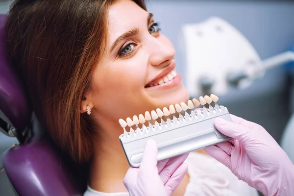 Bella Donna Sorriso Con Denti Sani Sbiancamento Abbinare Tonalità Degli — Foto Stock