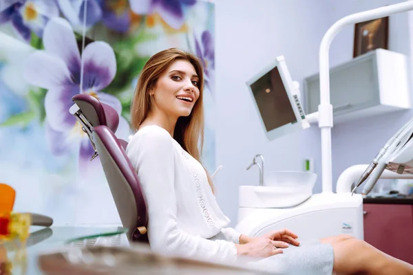 Dişçi Koltuğundaki Güzel Kadın Hasta Diş Sağlığı Önlemesine Genel Bakış — Stok fotoğraf