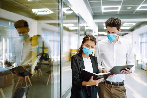 Compañeros Negocios Que Usan Mascarilla Médica Discutiendo Juntos Temas Trabajo — Foto de Stock