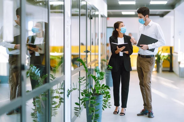 Compañeros Negocios Que Usan Mascarilla Médica Discutiendo Juntos Temas Trabajo — Foto de Stock