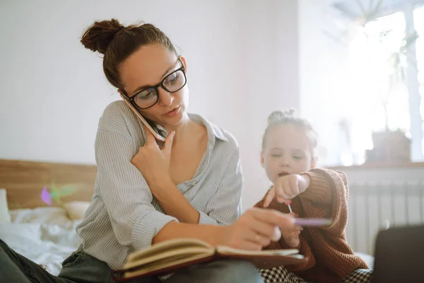 Jovem Mulher Negócios Bonita Falando Telefone Celular Trabalhando Laptop Jovem — Fotografia de Stock