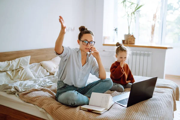 Jovem Mulher Negócios Bonita Falando Telefone Celular Trabalhando Laptop Jovem — Fotografia de Stock