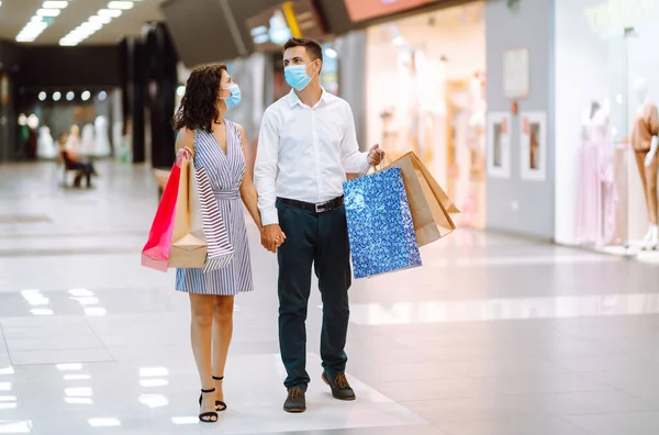 美しい若い愛情のカップルショッピングバッグを保持し 一緒にショッピングモールで購入を楽しむ 消費主義 ブラックフライデーの概念 — ストック写真