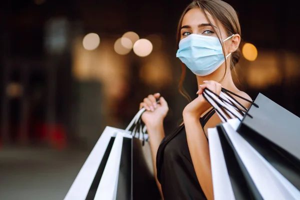 Alışveriş Merkezinin Yakınında Alışveriş Torbaları Taşıyan Koruyucu Tıbbi Maskeli Güzel — Stok fotoğraf